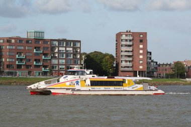 Su otobüsü ve Papendrecht görünümü