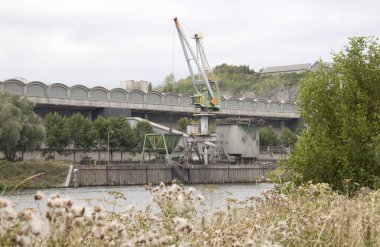 Meuse boyunca kireç taş kazanan fabrikası