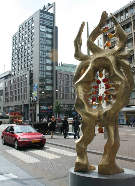 Moderne kunst voor het stadhuis met de bijnaam de ijspaleis — Stockfoto