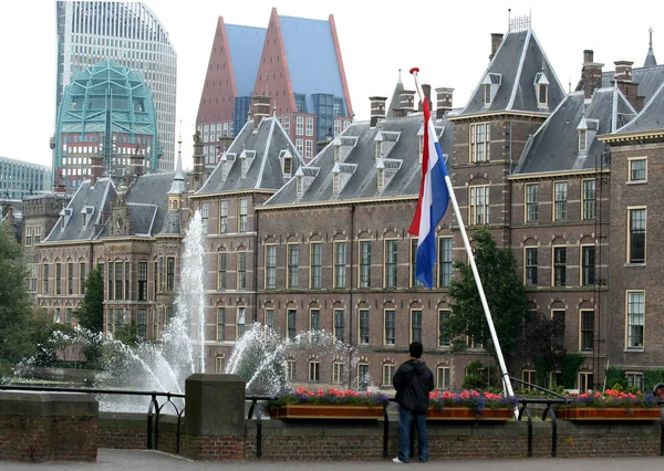 Outer court with hofvijver pond and fountain and Goverment buildings — Stock Photo, Image