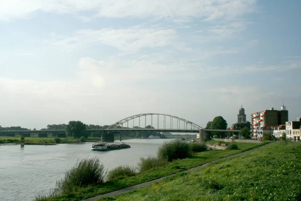 Trafik och utsikt över floden Ijssel — Stockfoto