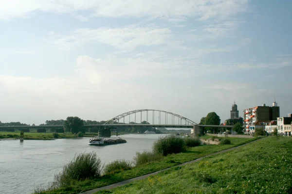 Дорожнього руху та вид на річку Ijssel — стокове фото