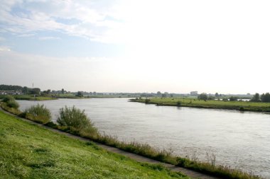  Trafik ve görünüm Ijssel nehrinde