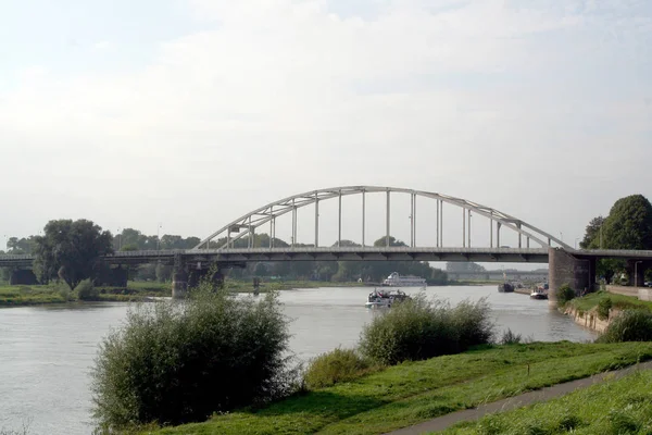 交通和看法在河 Ijssel — 图库照片