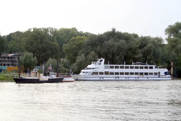 Дорожнього руху та вид на річку Ijssel — стокове фото