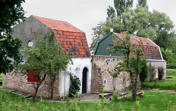 Culemborg antigua granja justo al lado de la muralla de la ciudad — Foto de Stock