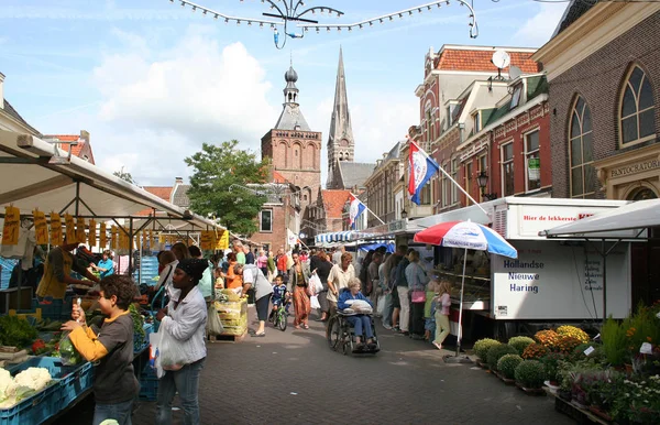 Еженедельный рынок Кулемборг на рыночной площади — стоковое фото