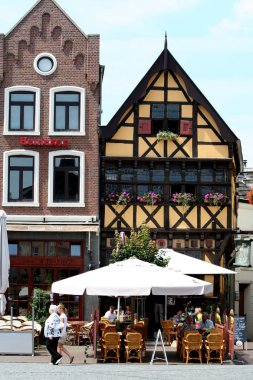 Pazar Meydanı şehrin merkezinde görüntüleyin