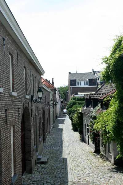 마을의 중심에서 작은 거리에 보기 — 스톡 사진