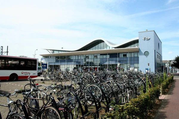 Zaparkowane rowery na stacji kolejowej w mieście Sittard — Zdjęcie stockowe
