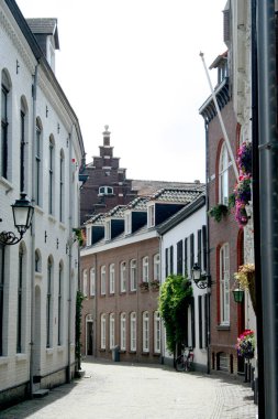 Şehir merkezinde küçük bir sokakta görüntülemek