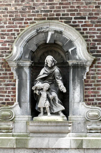 Estatuas en la pared de la iglesia de Nuestra Señora del Sagrado Corazón —  Fotos de Stock