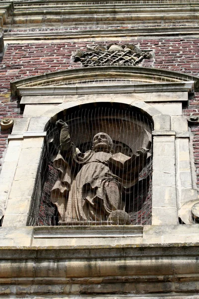 Rzeźby w ścianie Matki Bożej w kościele Najświętszego Serca Pana Jezusa — Zdjęcie stockowe