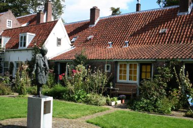 Şehir merkezinde tarihi bir bahçede Bruntenhof olduğunu