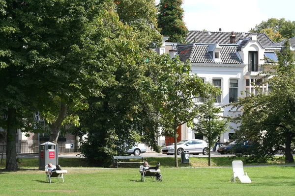 도시의 센터에 있는 공원에서 사람들이 편안한 — 스톡 사진