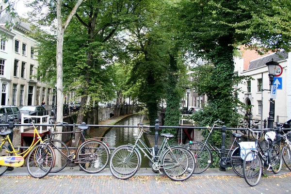 Велосипеды, припаркованные на мосту — стоковое фото