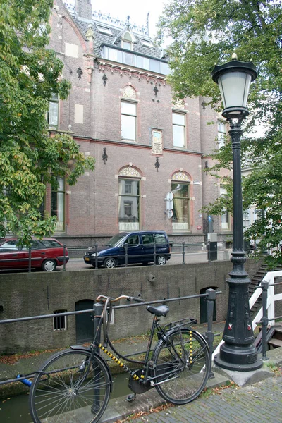 Scheepswerf kelder langs een gracht in het centrum van de stad — Stockfoto