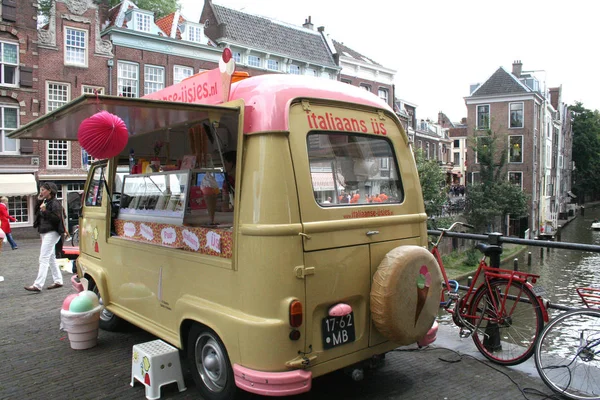 Camión de comida en el puente Kalis sobre el Oude Gracht es el canal más importante de Utrecht — Foto de Stock