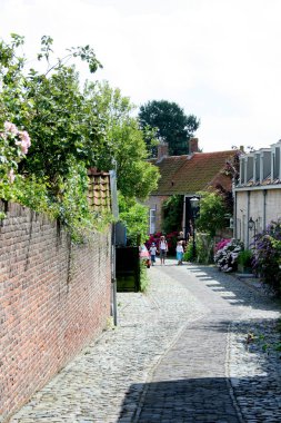 Küçük kasaba sokakta