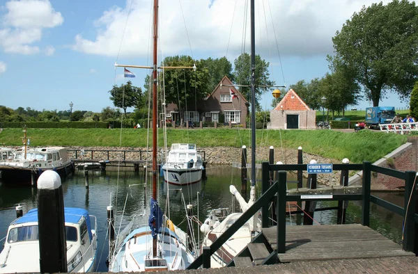 Ships and boats are mooring in the harbor of Veere — Stock Photo, Image