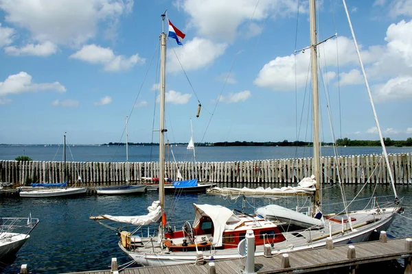 Barcos y barcos amarran en el puerto de Veere —  Fotos de Stock