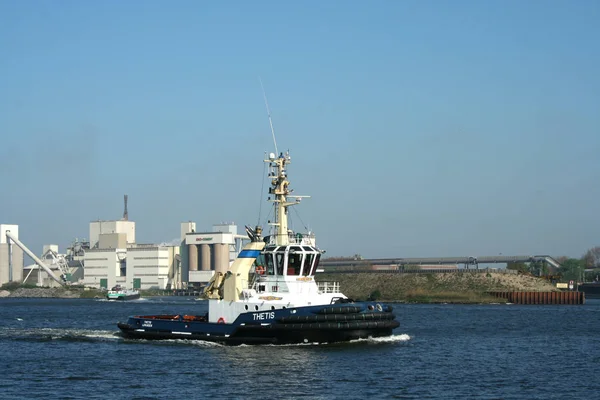 Remorqueur travaillant sur le canal de la mer du Nord — Photo