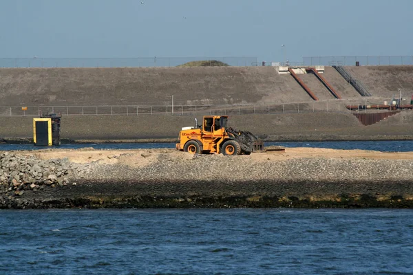Bulldozer trabalhando ao longo do Canal do Mar do Norte — Fotografia de Stock