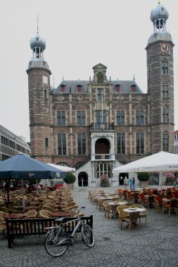 Venlo merkezinde belediye binasının önünde Teras
