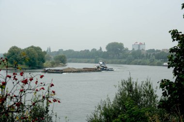 Venlo Meuse Nehri geçen gemi