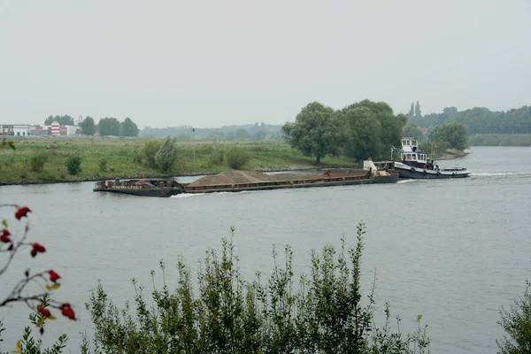 Fartyg passerar Venlo över floden Meuse — Stockfoto
