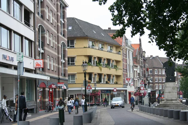 Rue commerçante dans le centre de Venlo — Photo