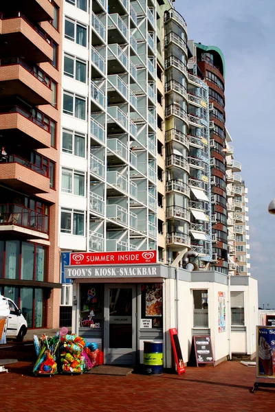 Edificio de apartamentos en la playa —  Fotos de Stock