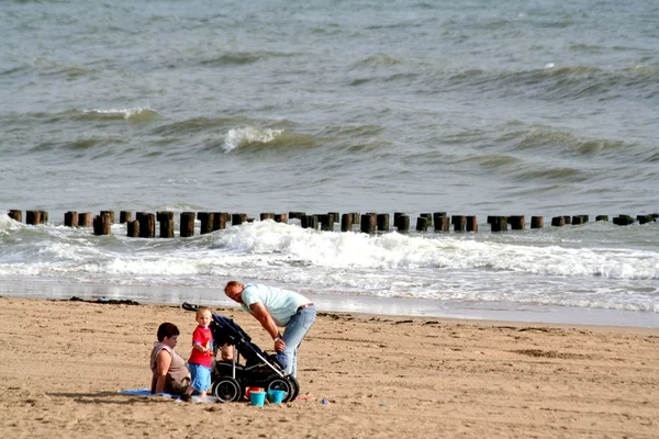 Lidé navštěvující pláž Vlissingen — Stock fotografie