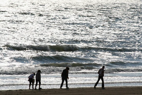 Lidé navštěvující pláž Vlissingen — Stock fotografie