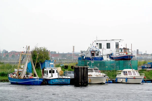 Barcos e redes de pesca e equipamento — Fotografia de Stock