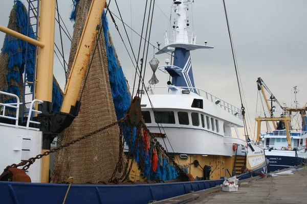 Barcos y redes de pesca y aparejos — Foto de Stock