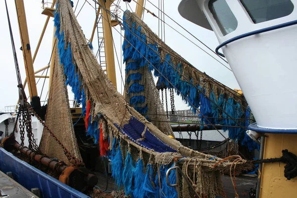 Barcos y redes de pesca y aparejos —  Fotos de Stock