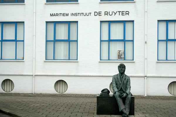 Statyn nautiska skolpojke framför byggnaden av den nautiska insitute De Ruiter — Stockfoto