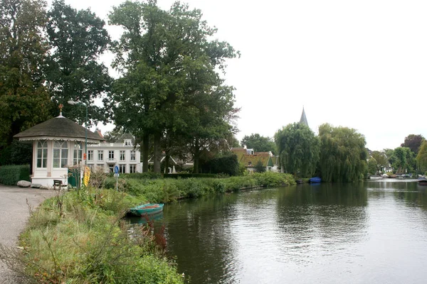 Dorp uitzicht over rivier de Vecht — Stockfoto