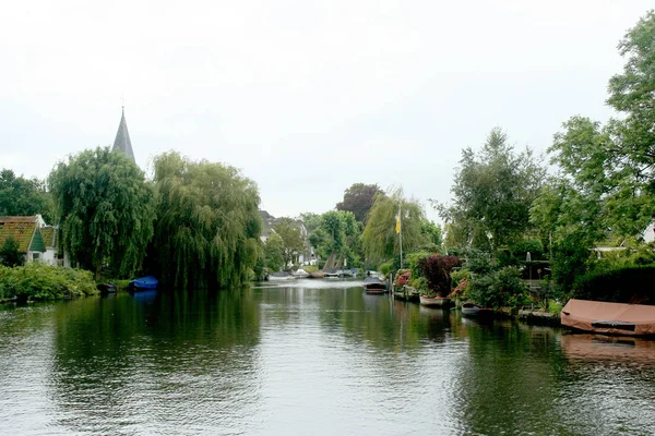 Vista del pueblo sobre el río Vecht — Foto de Stock