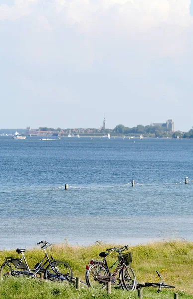 Cyklar parkerade för fritid på Veerse Meer — Stockfoto