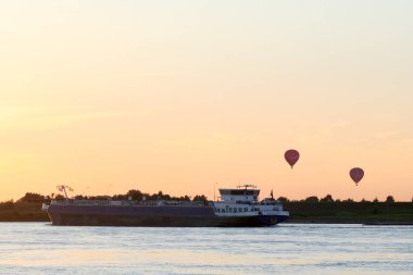 De Waal Nehri üzerindeki hava balon
