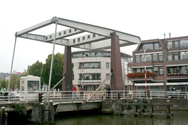 Zwaantjesbrug şehir merkezinde denilen Modern asma köprü