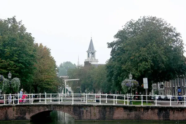 Puente sobre el canal en el centro de la ciudad —  Fotos de Stock