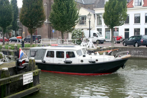 Båtar som seglar i en kanal i centrum av staden — Stockfoto