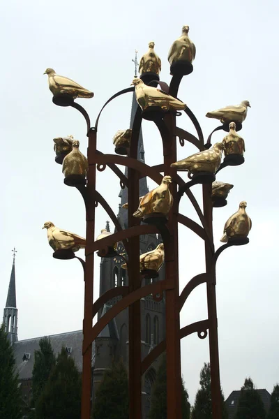 Pigeon Bower piece of art at the Achterom street — Stock Photo, Image