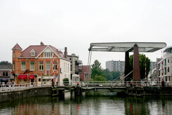 街の中心部に Zwaantjesbrug と呼ばれる現代の跳ね橋 — ストック写真