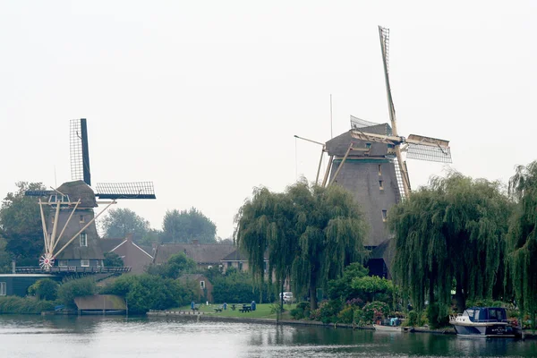 Molinos de viento históricos junto al río Vecht — Foto de Stock