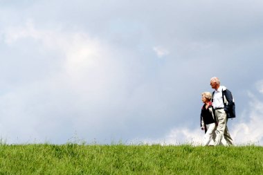 Pedastrians bir dike üzerinde