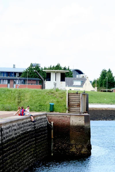 孩子们在码头上的小斯凯尔特锁到 Wemeldinge — 图库照片
